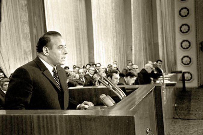 Azərbaycana keçici Qırmızı Bayrağın verilməsi münasibəti ilə keçirilən iclasda, 2 oktyabr 1973.