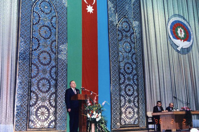Müstəqil Azərbaycan Respublikası gənclərinin I forumunda çıxış edərkən. 2 fevral 1996.