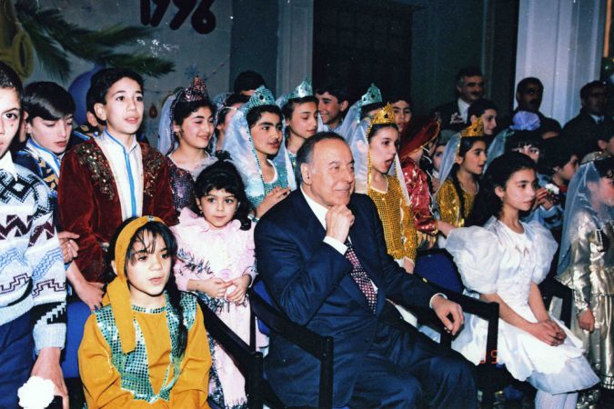 Yeni il şənliyində. Şəhriyar adına Mədəniyyət Sarayı, 31 dekabr 1996.