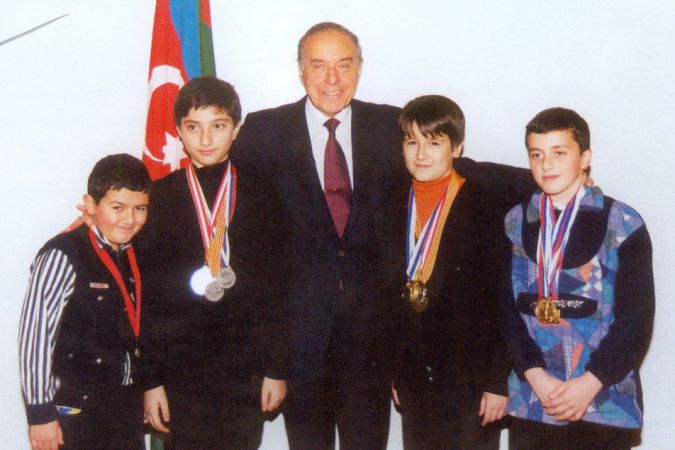Heydər Əliyev yeniyetmə şahmatçılarla. 18 dekabr 1998.