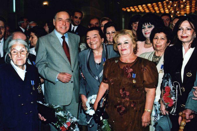 Azərbaycanın incəsənət xadimlərinin təltifindən sonra. Bakı, 1998.