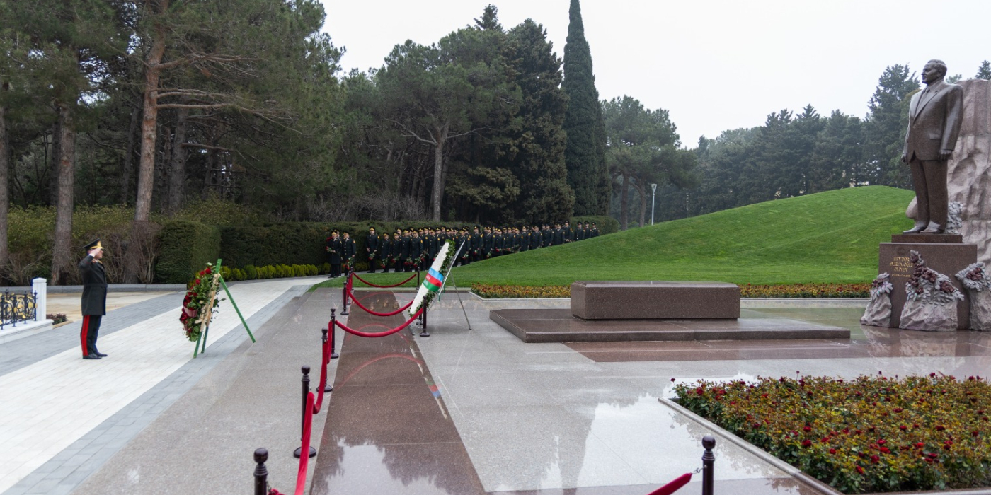 Strateji Obyektlərin Mühafizəsi Dövlət Agentliyinin  rəhbərliyi və şəxsi heyəti mart ayının 16-da - peşə bayramı günü münasibətilə Fəxri xiyabanı və Şəhidlər xiyabanını ziyarət ediblər.